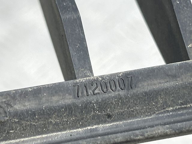 Решітка радіатора ліва 51137120009 BMW