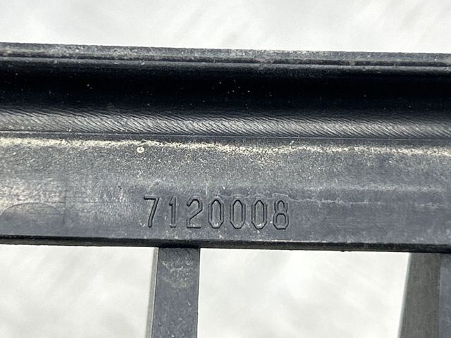 Решітка радіатора права 51137120010 BMW