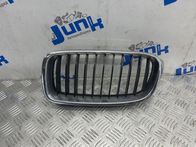 Решітка радіатора ліва 51137255411 BMW