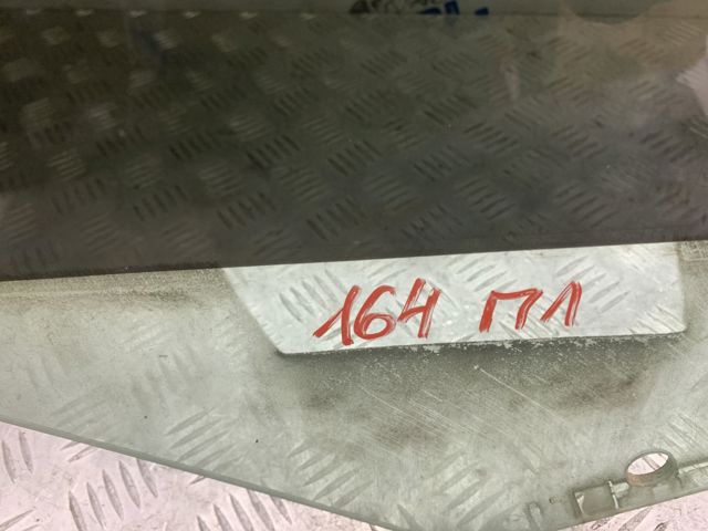 Скло та ущільнювачі скла вітрового правого/лівого 51337182109 BMW