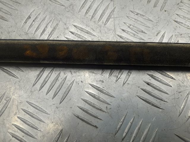 Молдинг опускного скла нижній, двері передньої, правої 51337185228 BMW