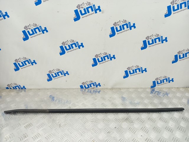 Молдинг опускного скла нижній, двері передньої, правої 51337258296 BMW