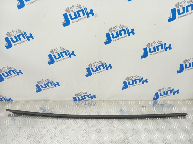 Молдинг опускного скла двері задньої, правої 51357258294 BMW