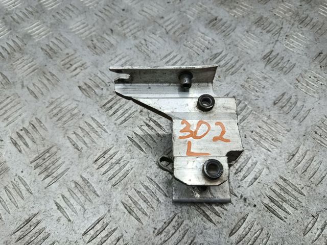 Кронштейн передньої балки 51647245795 BMW