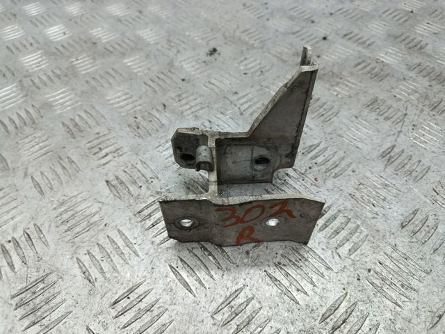 Кронштейн передньої балки 51647245796 BMW