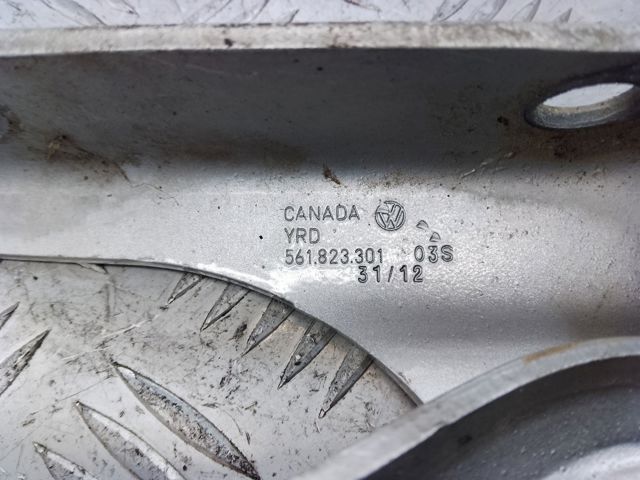 Шарнір капота лівий 561823301 VAG