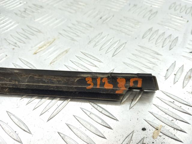 Молдинг опускного скла нижній, двері задньої, правої 5618394767Z7 VAG