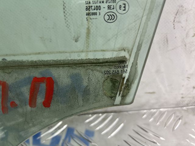 Скло пасажирських дверей 561845202 VAG