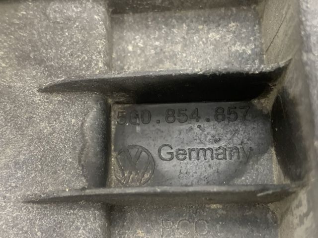 Бризговик задній, лівий 5G0854857 VAG