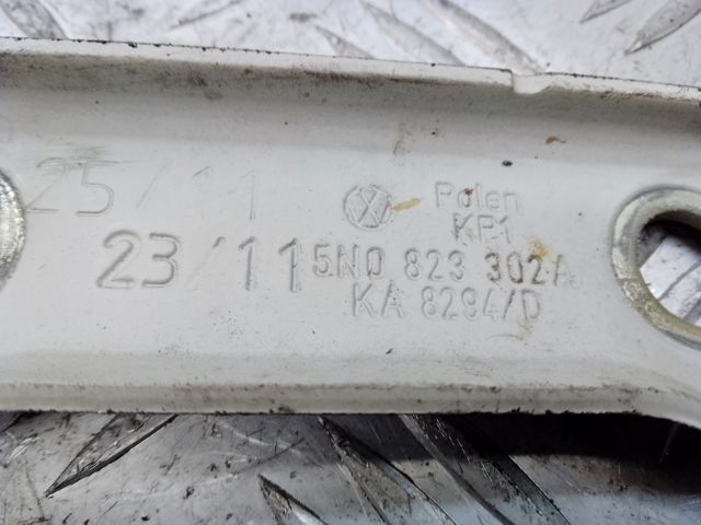 Петля капота, права 5N0823302A VAG