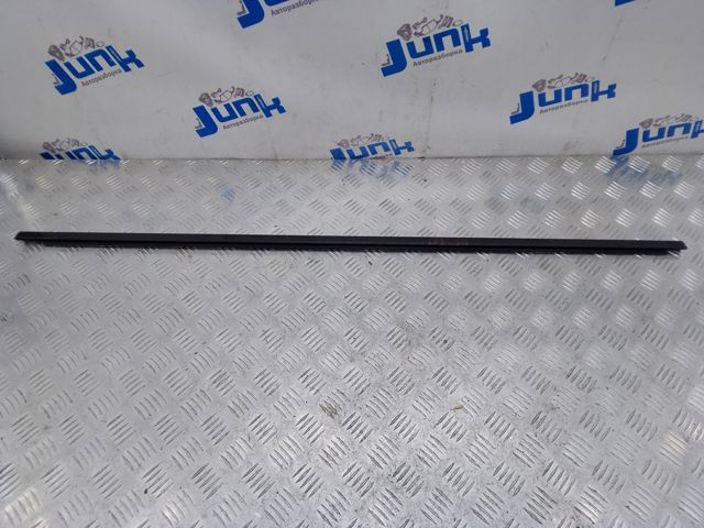 Молдинг опускного скла нижній, двері задньої, правої 5NN8394785AP VAG