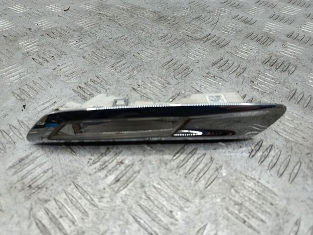 Повторювач повороту на крилі, правий 63137154170 BMW