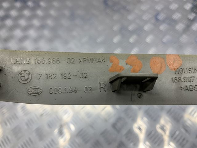 Правий відбивач бампера 63147182192 BMW