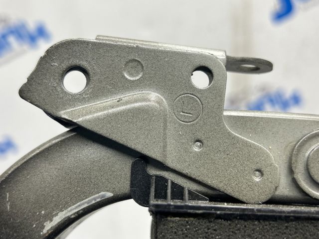 Шарнір кришки багажника 6452050060 TOYOTA
