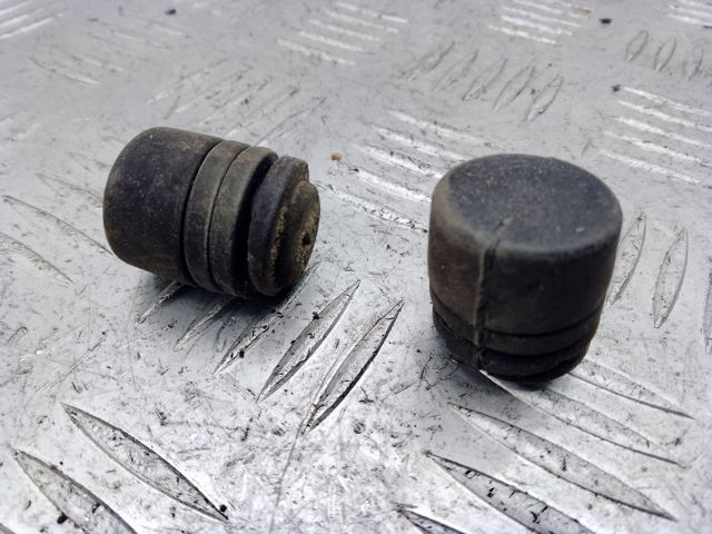 Буфер капота гумовий 658298J000 NISSAN