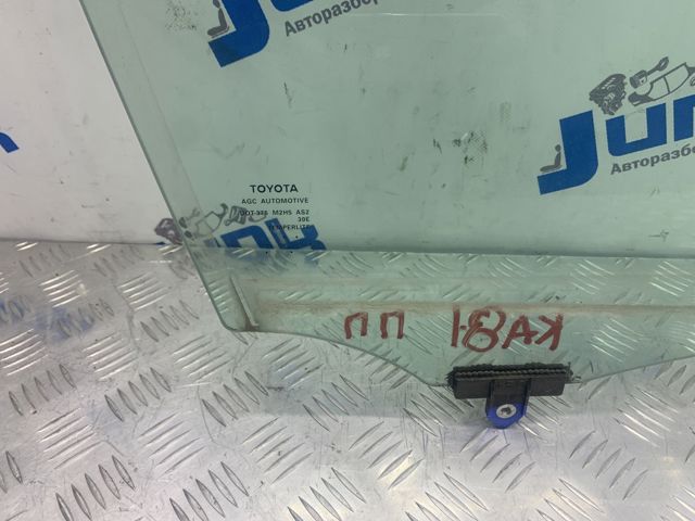 Скло передніх дверей, правих 6810106300 TOYOTA