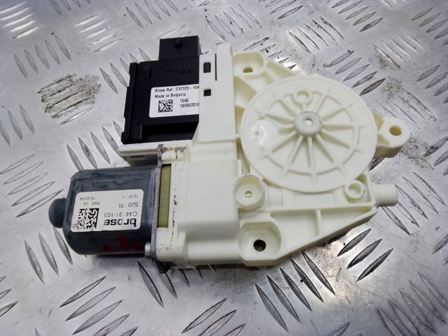 Двигун склопідіймача двері передньої, правої 68268765AA CHRYSLER