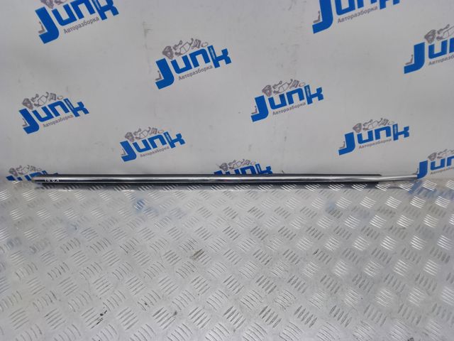 Ущільнювач скла дверей передніх зовнішній (планка) 7572006180 TOYOTA