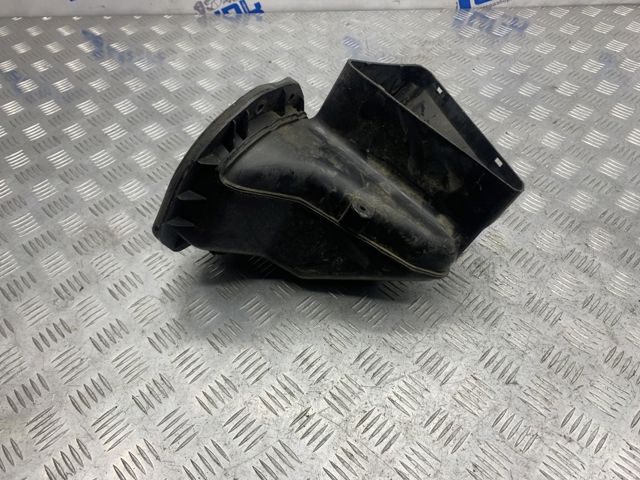 Повітроприймач Volkswagen Touareg 1