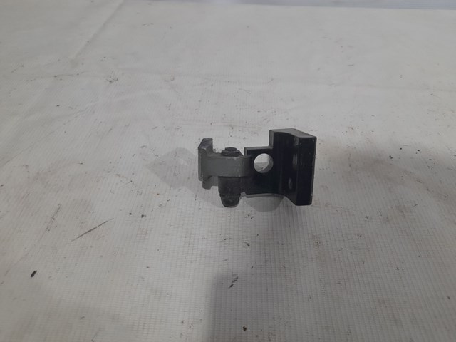 Петля задніх правих дверей 7L0833402B PORSCHE