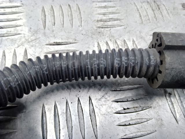 Дренажний шланг корпусу повітряного фільтра 7P0129653 VAG