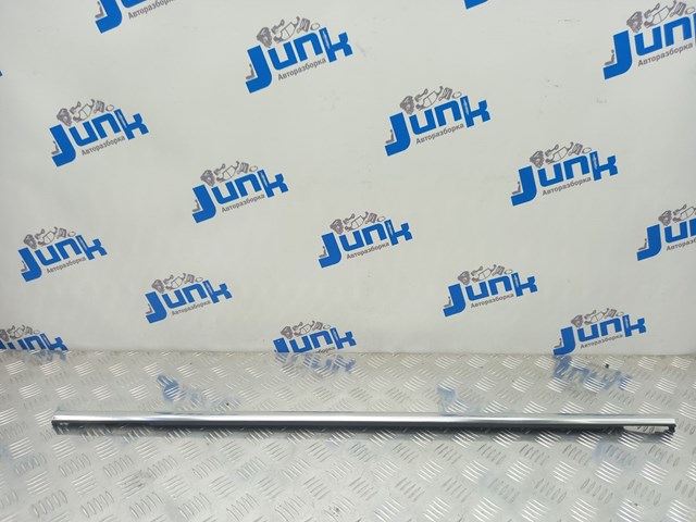 Молдинг опускного скла нижній, двері задньої, лівої 7P0839475G7Z7 VAG