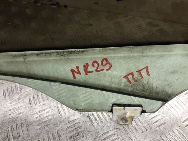 Скло передніх дверей, правою 80300JU40A NISSAN