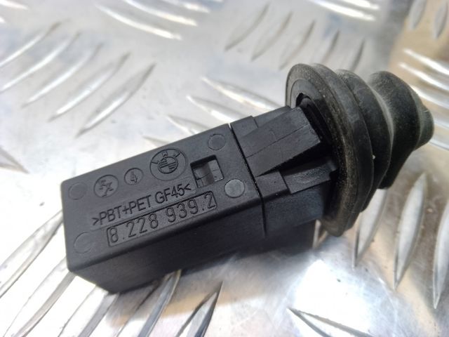 Фіксатор лючка бензобака 8228939 BMW