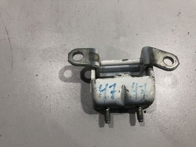 Петля заднтої двері, лівої 824013NA1A NISSAN