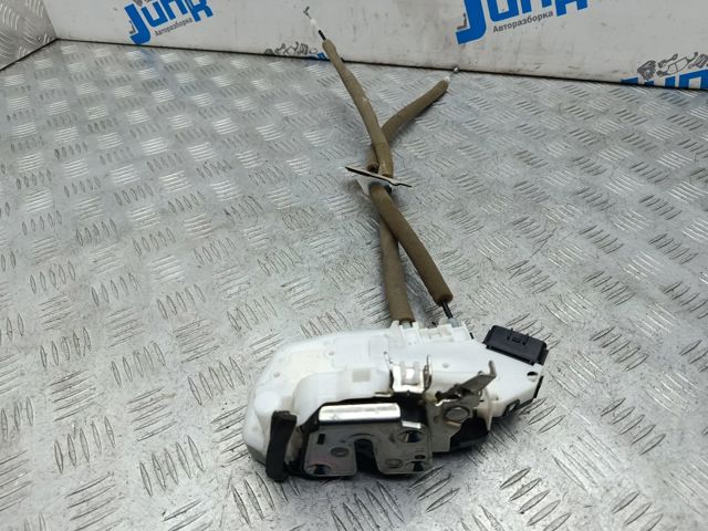 Замок задньої дверї, правої 825005NA0A NISSAN