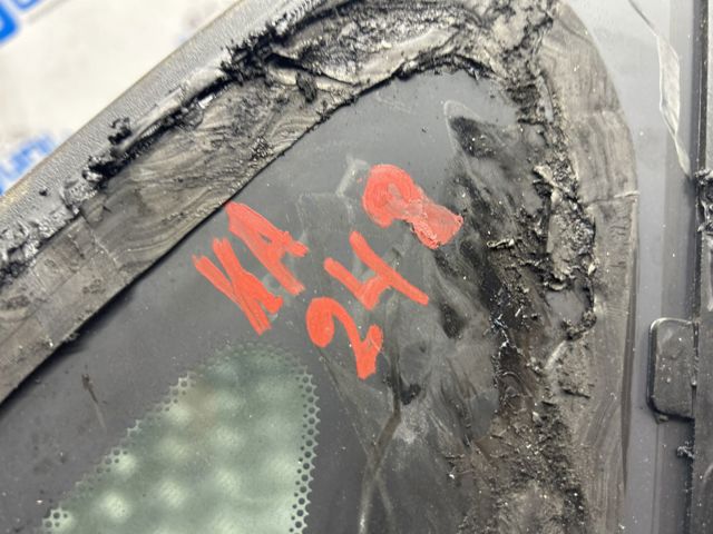 Скло багажного відсіку, ліве 833011CA0A NISSAN