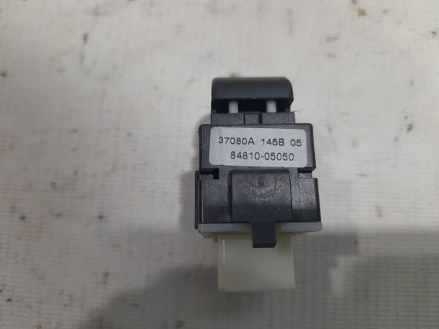 Кнопка підйомника переднього правого скла 8481005050 TOYOTA