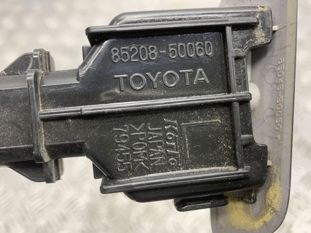 Сопло омивача фари передньої, лівої 8520850060 TOYOTA
