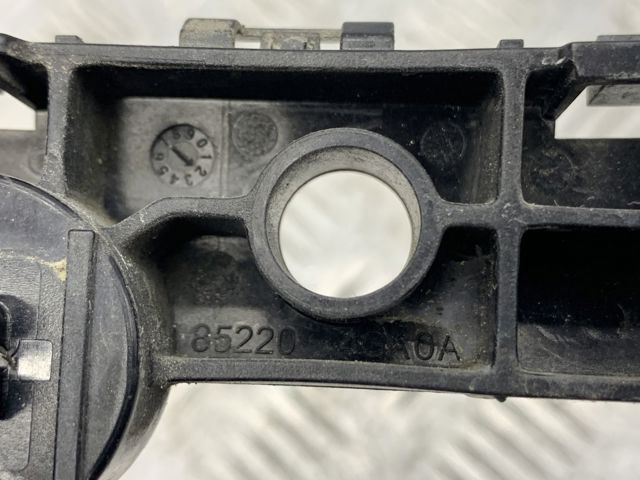 Лівий кронштейн заднього бампера 852204GA0A NISSAN