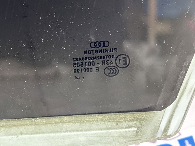 Скло передньої правої двері 8K0845202D VAG