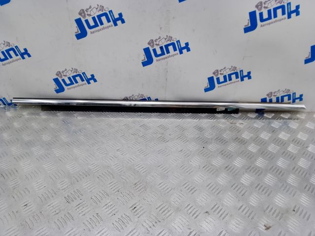 Молдинг опускного скла нижній, двері передньої, правої 8K0853284J2ZZ VAG