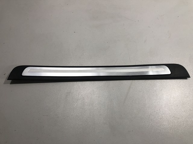 Накладка зовнішня (молдинг) порога, передні праві 8K085337401C VAG