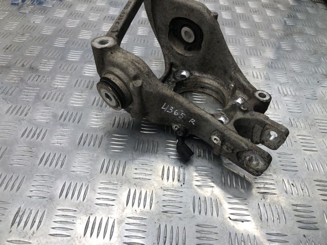 Кулак поворотний правий 8R0505432F VAG