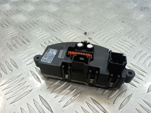Регулятор оборотів пічки 8T0820521E VAG