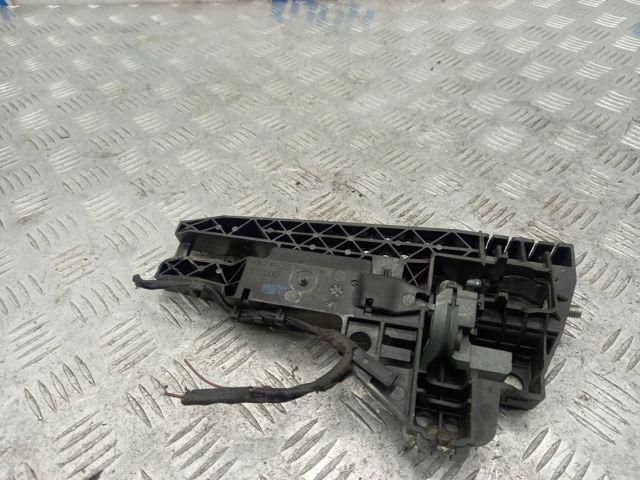 Тримач зовнішньої ручки дверей, задніх правих 8U0837886 VAG