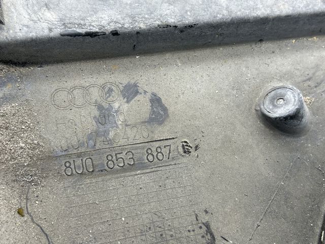 Підкрилок переднього крила, правий передній 8U0853887E VAG