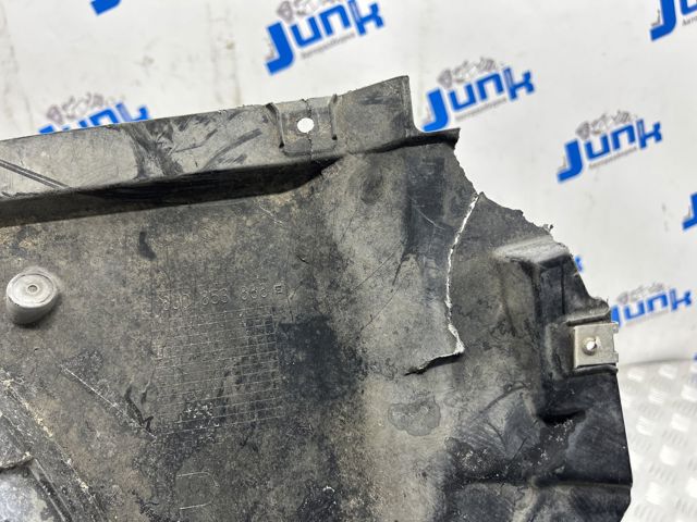Підкрилок переднього крила, правий передній 8U0853888E VAG