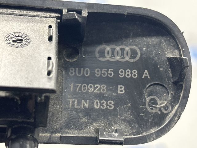 Форсунка омивача скла лобового, права 8U0955988A VAG