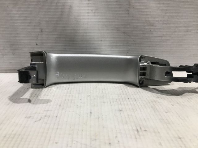Зовнішня ручка правих дверей 8V0837206AGRU VAG