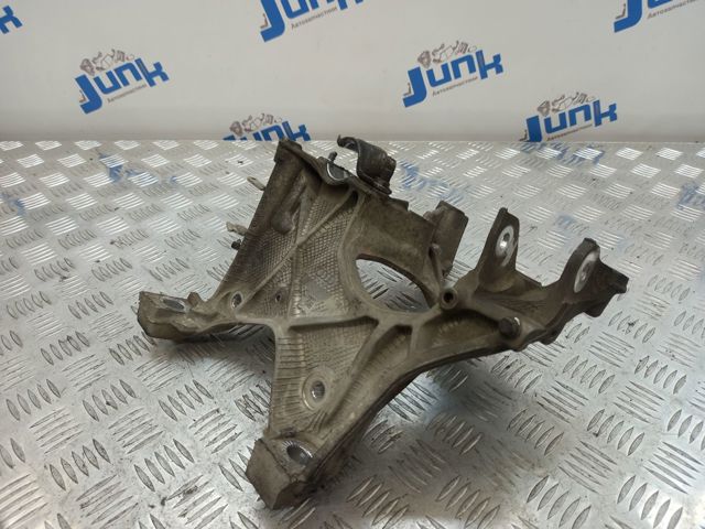 Кронштейн передньої балки 8W0399296E VAG