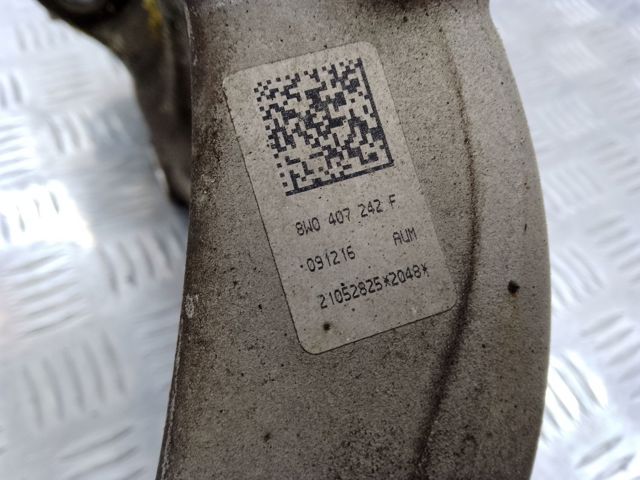Кулак поворотний передній правий 8W0407242F VAG