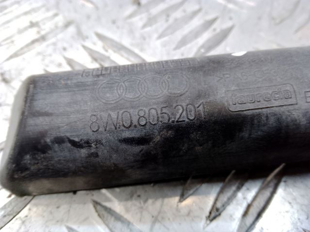 Кронштейн радіатора нижній 8W0805201 VAG
