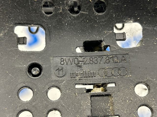 Тримач зовнішньої ручки дверей, правих дверей 8W0837812A VAG