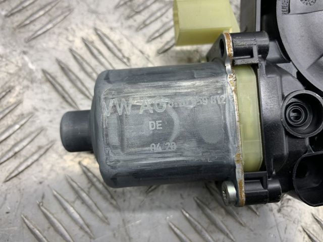 Двигун стеклопод'емника двері задньої, правої 8W0959812 VAG