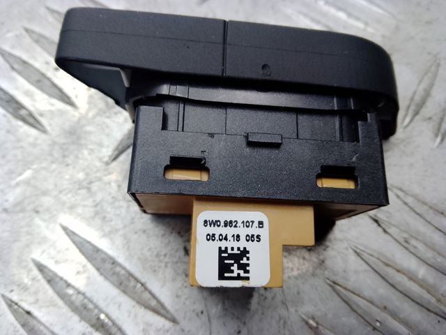 Кнопка центрального замка 8W0962107B5PR VAG